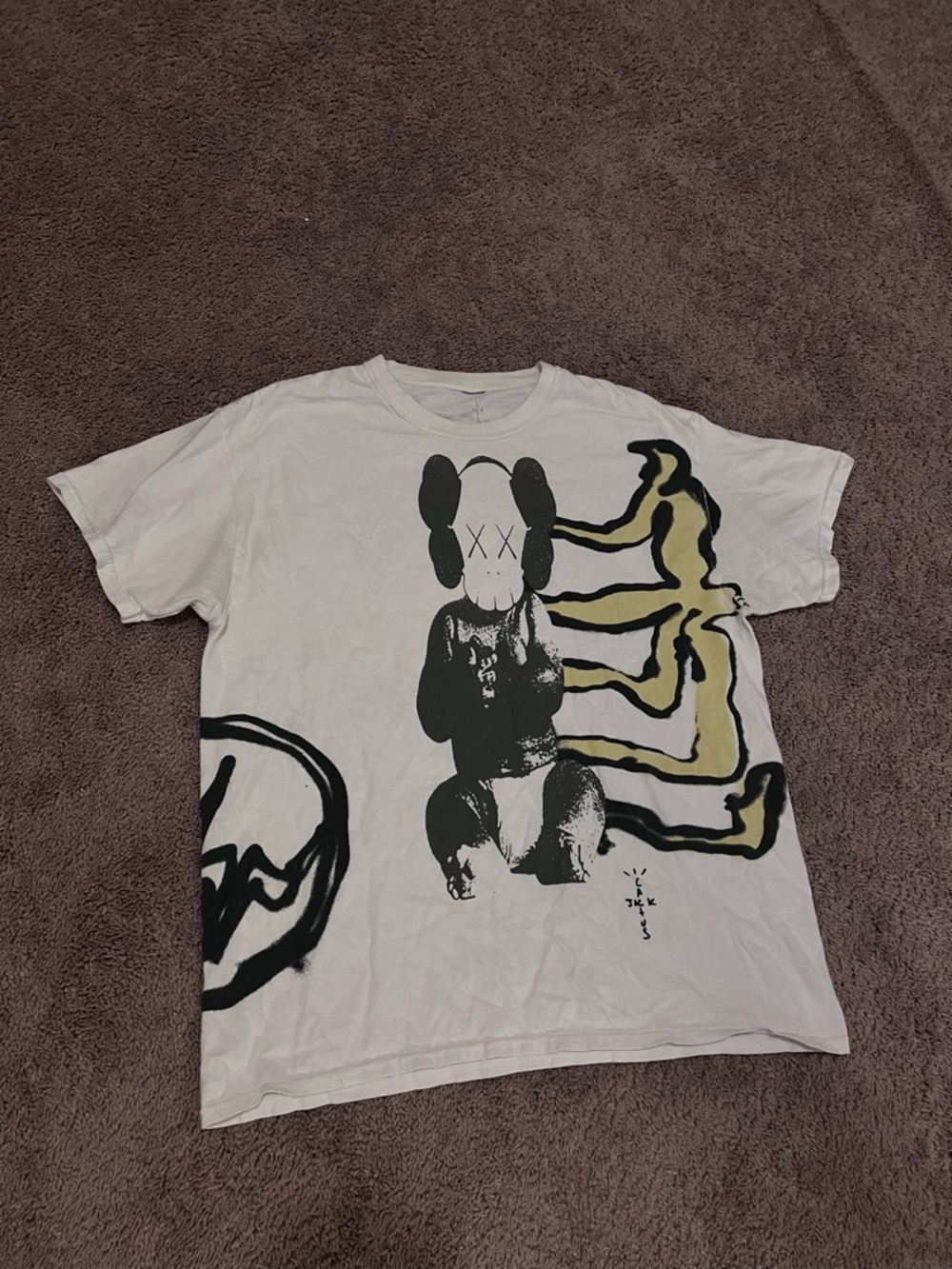 Graphic White Short-Sleeve Men's Tee with Black & Yellow Artworkt catusjack